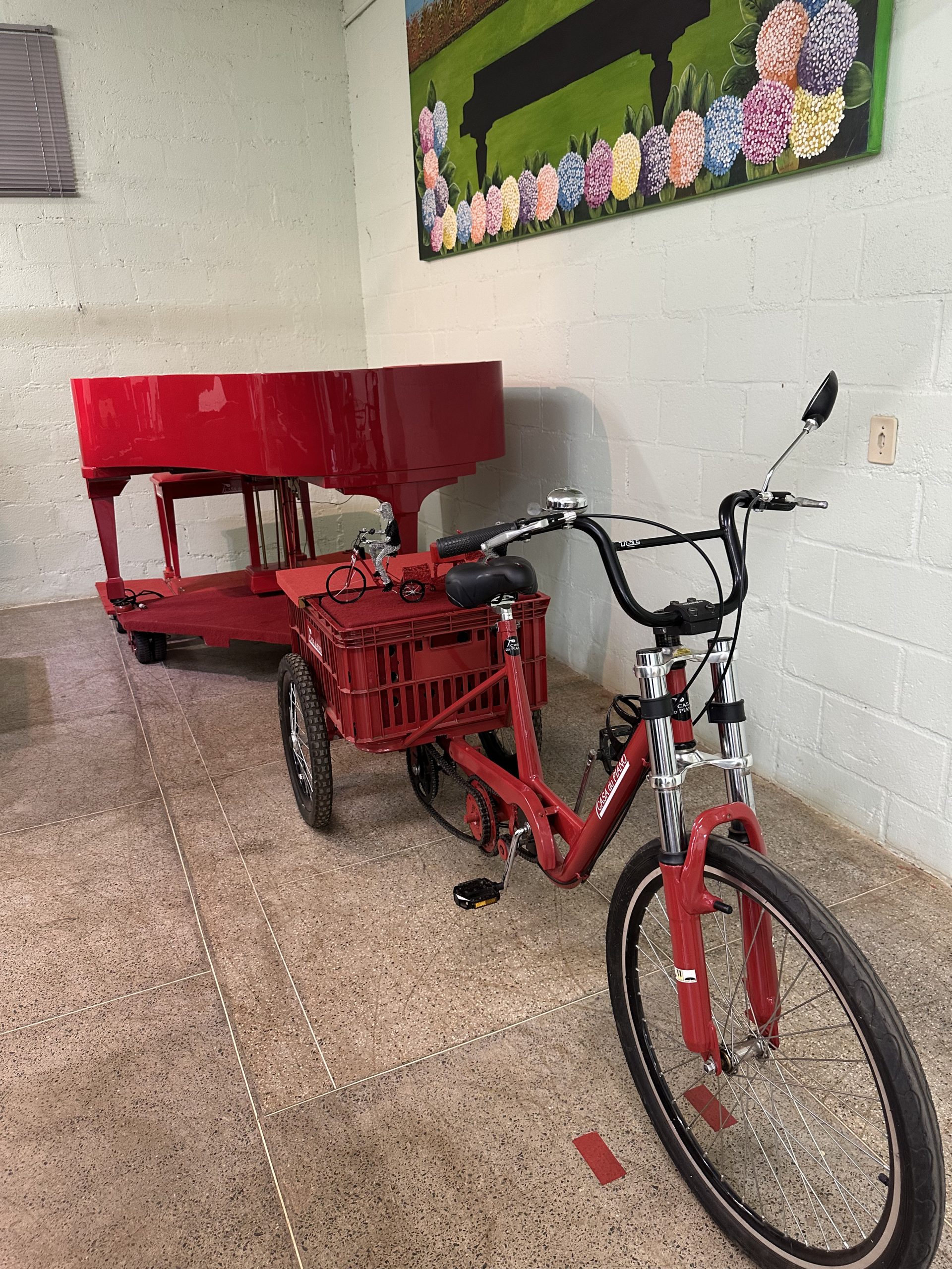 Piano Bike vermelho da Casa do Piano · réplica da carreta