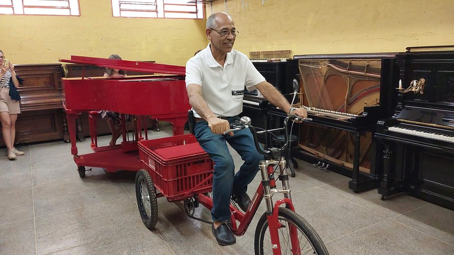 Rogério Resende conduzindo o Piano Bike pela oficina