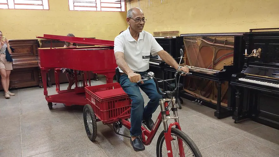 Rogério Resende conduzindo o Piano Bike pela oficina