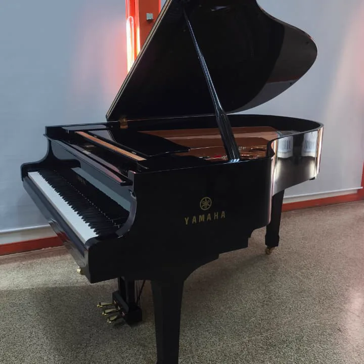 Yamaha C3 · meia-cauda preto