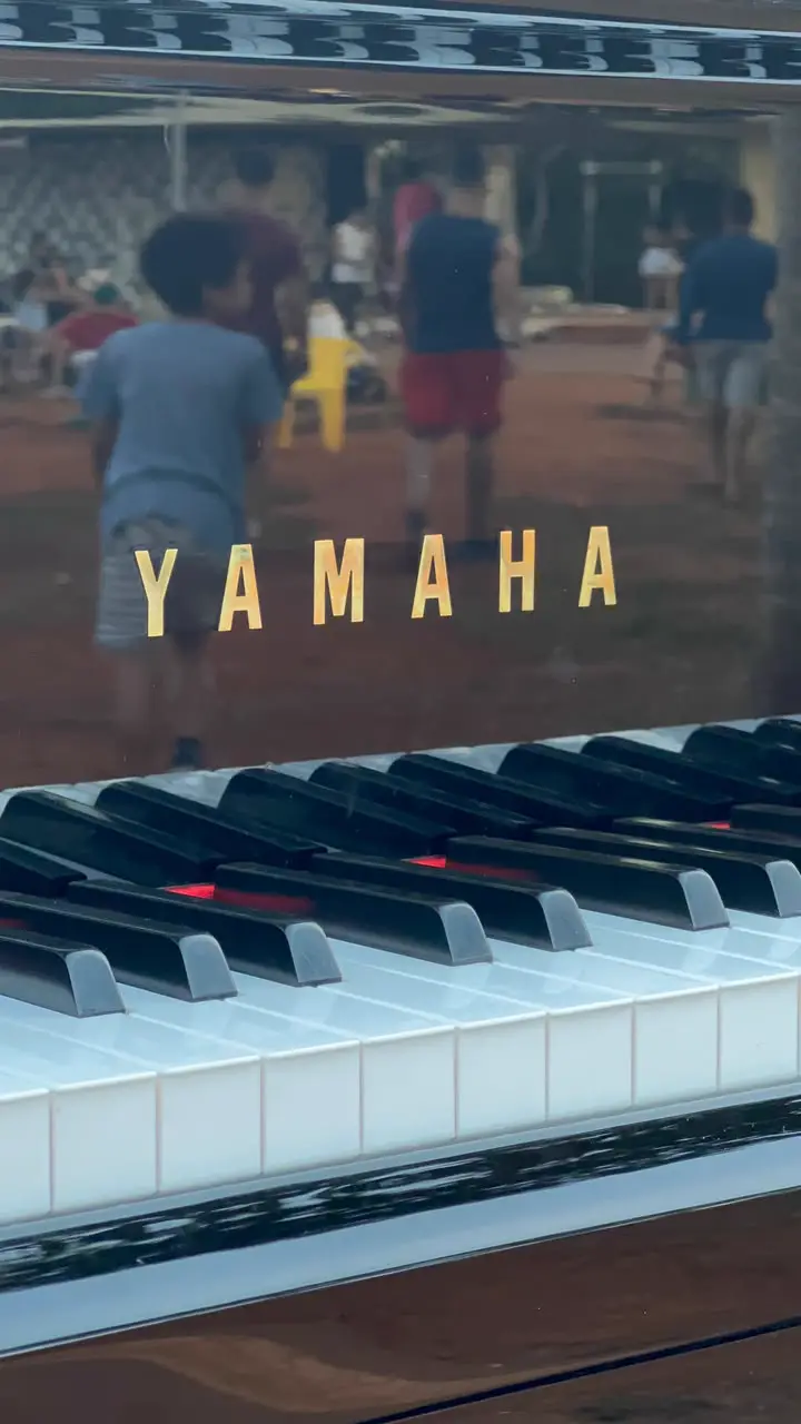 Detalhe do logo Yamaha e do teclado do Piano Bike preto