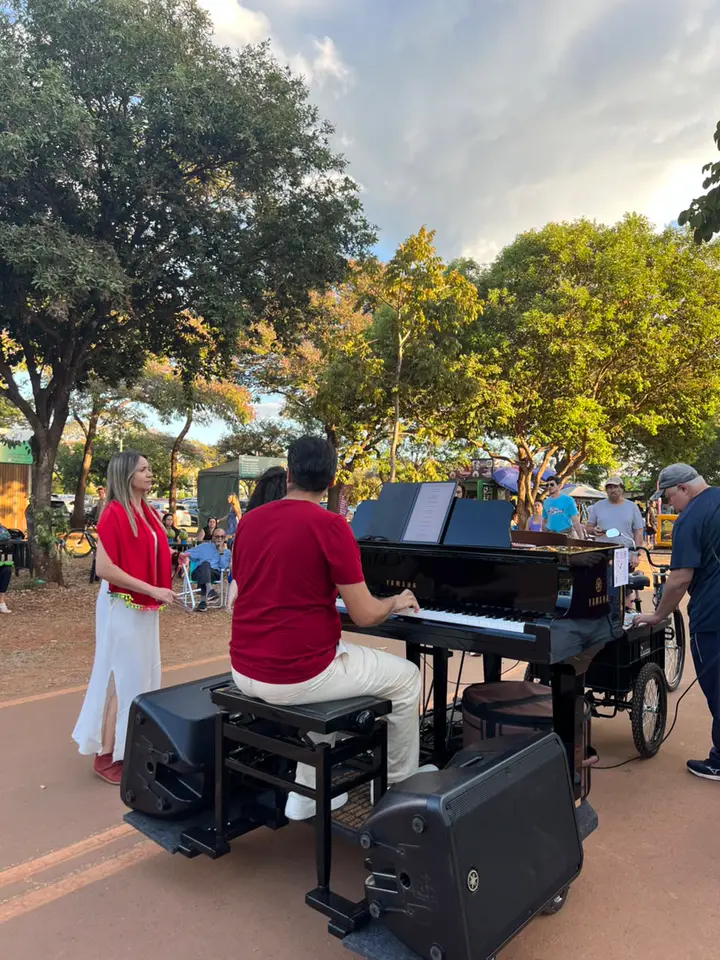 Cantora e pianista se apresentando no Piano Bike preto