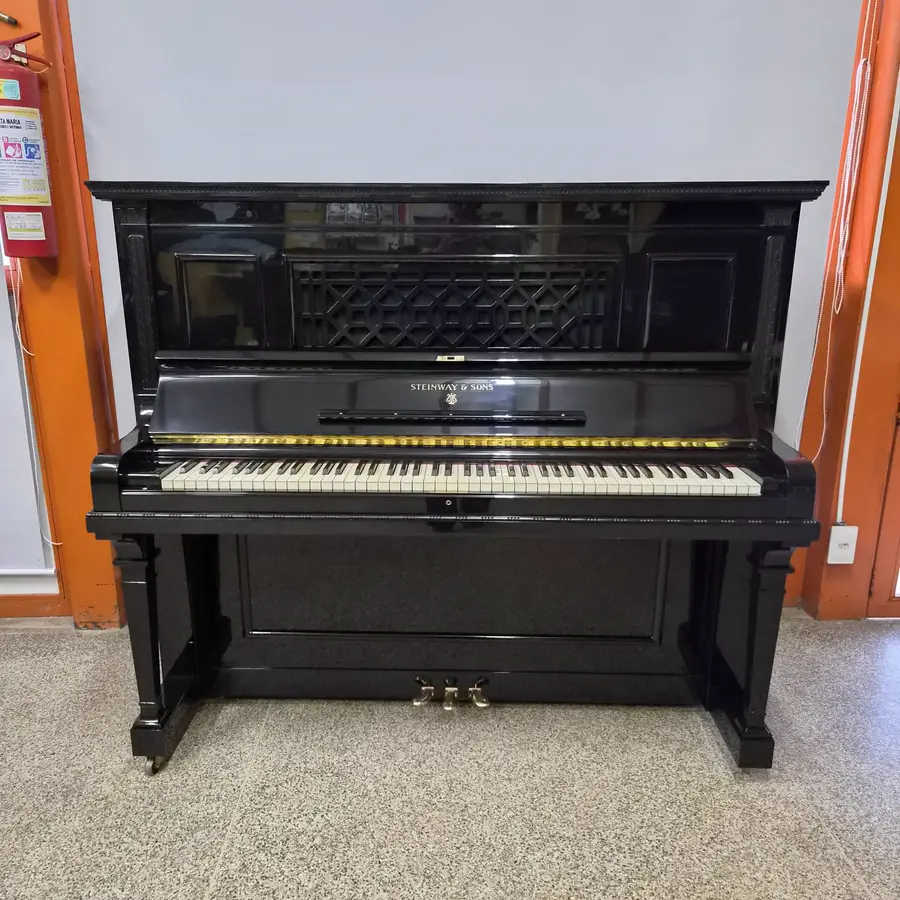Steinway & Sons Mod. K · piano vertical preto · 136 cm