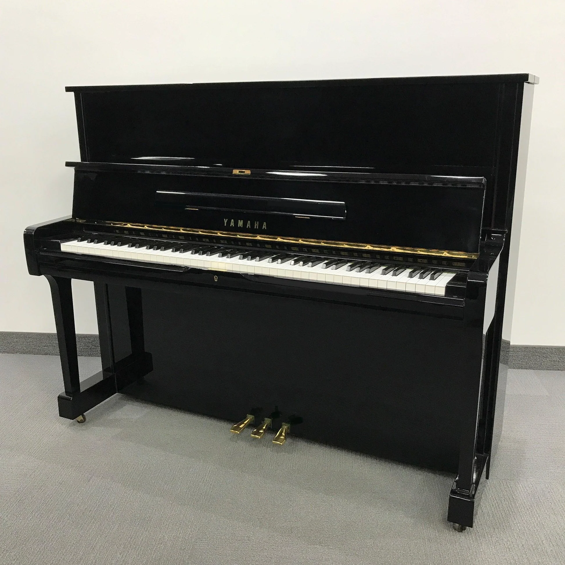 Yamaha U1 · 121 cm · referência mundial vertical